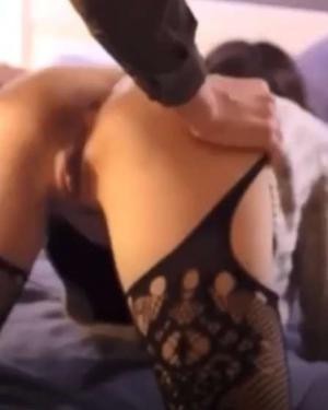 绝了！老婆和主人约炮被狠狠调教，绿帽老公一边撸管一边视频电话看着老婆被操