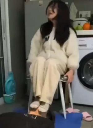 真实约拍！反差清纯女高中生足交调教男同学，小鲜肉喜欢被硬控，暴力足交强制射精2