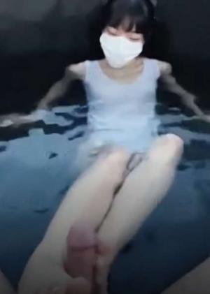 清纯双马尾小萝莉【小酒酱】温泉激战侍奉金主爸爸，口交足交全自动嫩穴肏茎，后入蜜臀顶宫撞击榨汁劲射