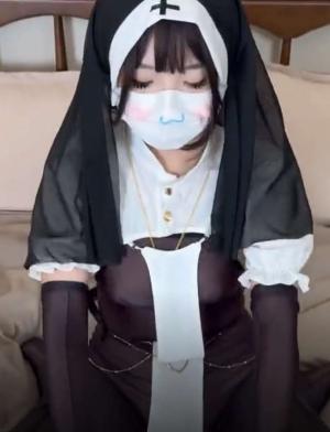 软萌甜美00后可爱萌妹【QQ糖小朋友】cos黑丝修女 洛丽塔少女的制服诱惑，超可爱白虎美穴被大屌长驱直入插爆