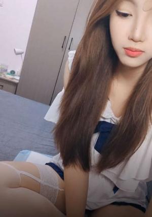 浅夹哥哥的心这次穿上白丝情趣制服诱惑狼友，全程露脸乖巧听话激情展示，跳蛋塞逼里特写展示，尿道口可见