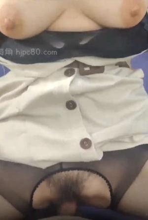 剧情 身材火爆欲望强烈的美少妇换上黑丝和自己的公公在小树林里啪啪