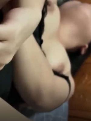 元旦跨年夜偷情大嫂 吃完饭后嫂子在厨房洗碗大哥还在门外就把嫂子拉进房间嫂子淫叫声太大差点被大哥发现