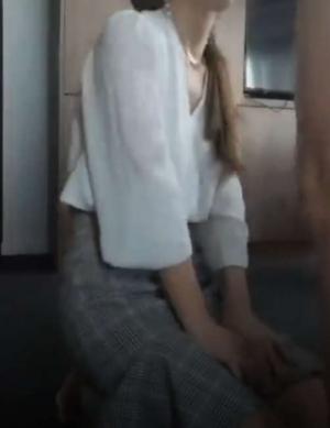 潜规则极品身材包臀裙骚女下属，“不行，你轻点力气，这样会被同事发现的”