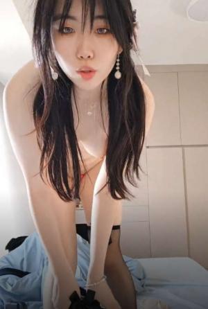 乖巧听话的邻家小妹，全程露脸黑丝诱惑玩的好嗨啊，掰开骚逼看特写， 跳蛋塞里面双插骚穴和菊花