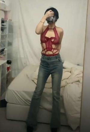 重口味 反差婊御姐【你的KK】骚妈妈来月经，辱骂儿子，插穴爆菊拉屎，骚穴怂镜头拍摄