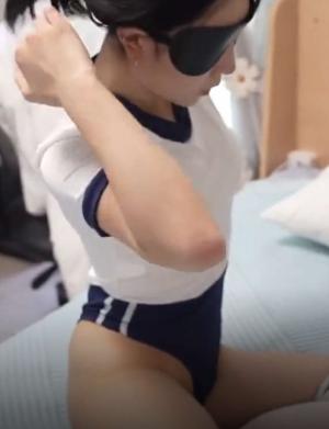 绿帽白虎骚妻一女侍多男群P车轮战不管谁是谁摸到肉棒就吸