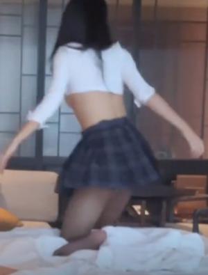 蜂腰美乳萝莉「困困狗」《欲望青春期》①，青春期继妹偷偷自慰被发现，作为哥哥该要怎么教育呢？