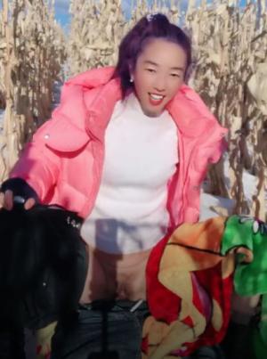 剧情演绎：皑皑白雪，蓝天白云，阳光明媚，少妇与炮友在玉米地里激情啪啪，艹出白浆，口爆吐精液！
