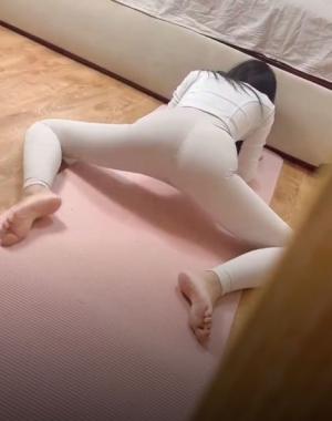 剧情 美艳性感的小妈出轨 被我发现了今天趁着我爸不在家威胁她和我做爱没想到小妈竟然反客为主勾引我操她