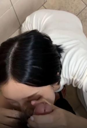 极品反差婊：母狗蹲在地上认真口活，认真服侍主人的大鸡巴，