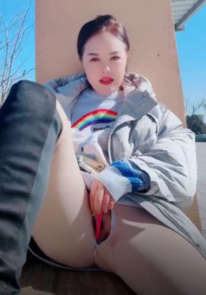 剧情演绎：阳光明媚好天气，骚货户外抠逼，心痒难耐 找了男人野战，被一顿狂艹内射！