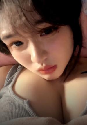 极品大奶小少妇全程露脸深夜跟小哥激情啪啪，深喉口交大鸡巴舔脚，让小哥吃奶玩逼压在身下吃奶爆操