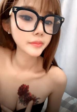 一想到你就湿的纹身小太妹大姨妈还没走就被大鸡巴小哥草上了，全程露脸乖巧听话口交大鸡巴吸蛋蛋后入干出血