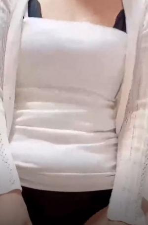 剧情 极品女邻居饥渴难耐 主动求操情趣内衣配白丝震动棒不停抚慰骚穴