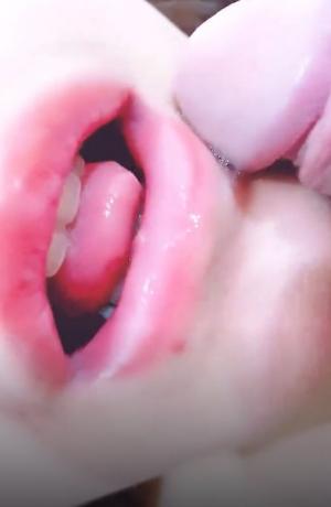 极品反差婊，第一视角吃鸡，近距离 观赏鸡巴在口腔内进进出出，太爽太刺激了，无套艹逼！