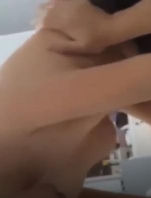 剧情 爸爸开着视频聊天看着妈妈被儿子干，不料翻车小心内射，还和老爸视频！~1