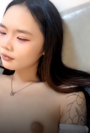 黑丝露脸纹身小妹跟狼友互动撩骚，跟小男友激情啪啪，无套上位干两下就内射骚逼，洗澡诱惑，淫声荡语不断