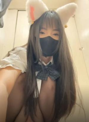 【公厕战神】lyuu 2025新晋最强户外少女人美又爱玩刺激，厕所里跳蛋阳具自慰，嗞嗞的淫水声