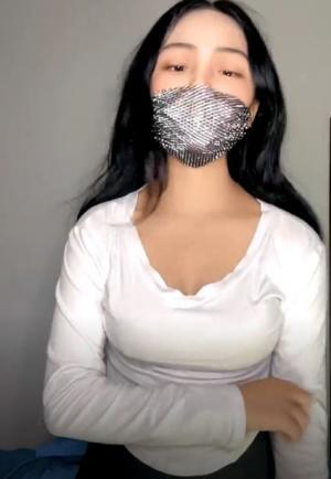 颜值不错的大奶小少妇，黑丝诱惑各种风情展示，小哥的大鸡巴已经很顶了，深喉口交无套插入，揉着奶子后入