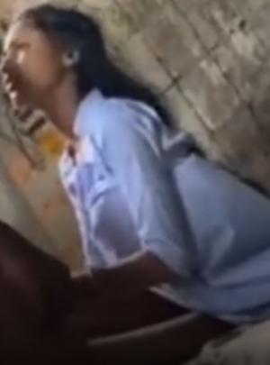 印度小美女：农村简陋房屋中，小情侣激情啪啪啪，69互舔，无情大屌猛艹，小美女挨艹还不忘玩手机！