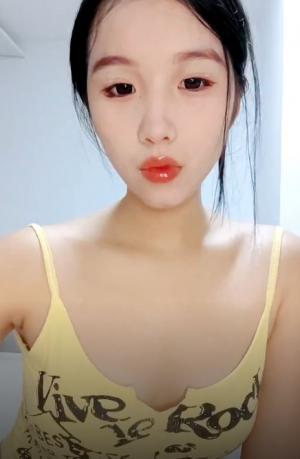 颜值嫩妹【九亿少男梦】第七弹，中年大叔的玩具，大长腿白虎嫩穴，口活干炮样样精通4V-3