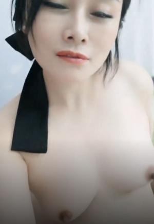 阿姨来了这次吃上了大鸡巴，全程露脸跟大哥激情啪啪，深喉口交激情上位喂大哥吃骚奶子，后入爆操