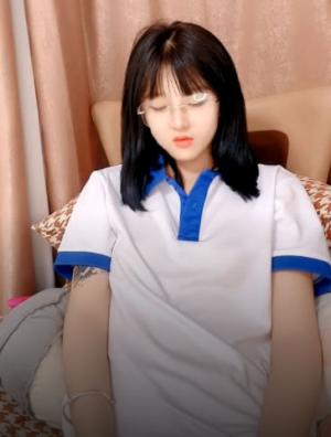 颜值很高的清纯美少女露脸来了大姨妈还发骚呢，跟狼友撩骚互动听指挥，揉奶玩逼血顺腿流，洗澡诱惑道具抽插