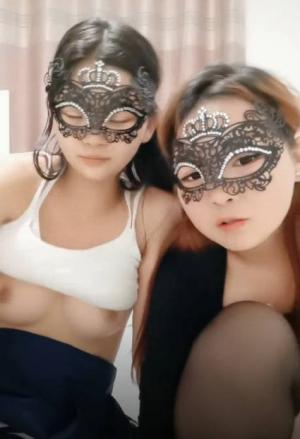 双飞风骚小姐妹，黑丝情趣诱惑，淫声荡语互动撩骚，刮逼毛给狼友看，掰开骚逼看特写，压在身下轮着草真骚
