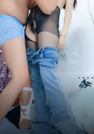 牛仔裤少妇良家小骚货，全程露脸跟大哥激情啪啪直播，让大哥吃奶舔逼舔脚，淫声荡语互动撩骚，无套插入