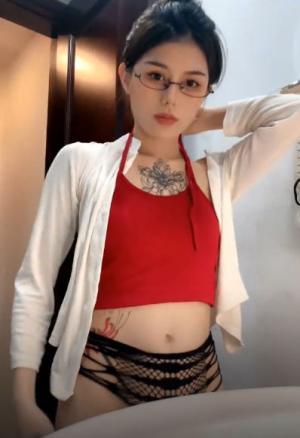 颜值不错的纹身宝贝全程露脸炮击蹂躏骚穴，给小哥口交大鸡巴，各种体位无套爆草，内射中出浪叫不止