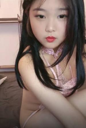 呆萌可爱00后小肥妞,坦克身材,小穴一线天,肥美多汁,男友大力艹,妹子实在太嫩了