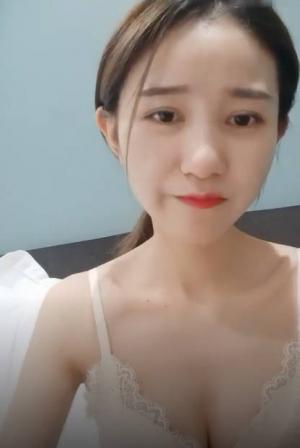 漂亮小少妇 身材苗条小娇乳 上位骑乘主动抽插 被大哥无套输出 最后颜射一脸精液