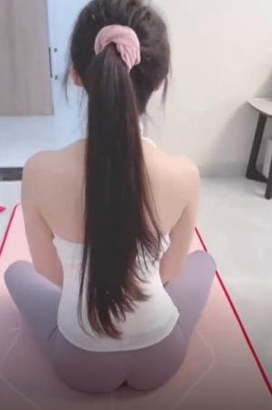 剧情 刚练完瑜伽的淫荡小嫂子 迫不及待和小叔子做爱 一边操嫂子一边跟闺蜜通电话吓得语无伦次