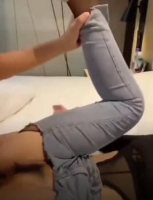 开档袜子见过 开档牛仔裤见过吗 猛操美女同事的大肥B