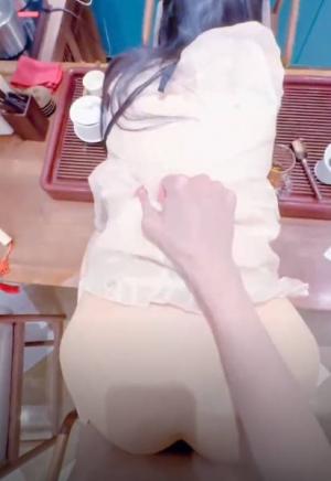 剧情 周末带妹妹去茶馆喝茶直接按在桌子上长屌直捣嫩穴