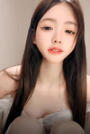 白丝高跟露脸校花女神小懒猫深夜激情，撩骚互动狼友脱光光，浴室揉奶玩逼自己抠到高潮喷水，淫声荡语不断