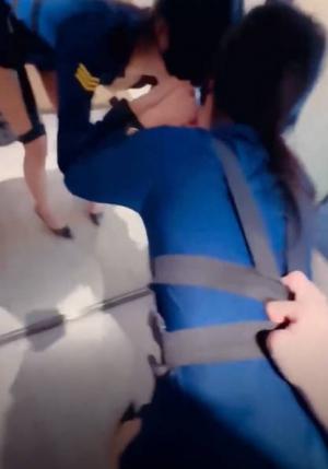 剧情 拉着妹妹操逼 穿上制服蒙上她的眼睛悄悄摘掉套子给小嫩逼射个大满贯