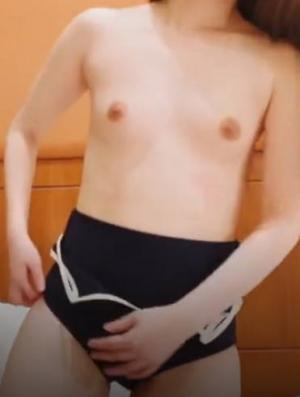 皮肤白暂的素人妹妹穿上泳装啪啪，中出