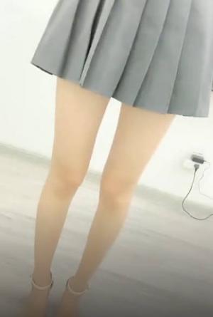 萝莉美眉 哥哥轻点我有点害怕 啊要喷了 身材苗条细长腿 白虎鲍鱼超粉嫩 边操边喷水娇喘不停 最后内射