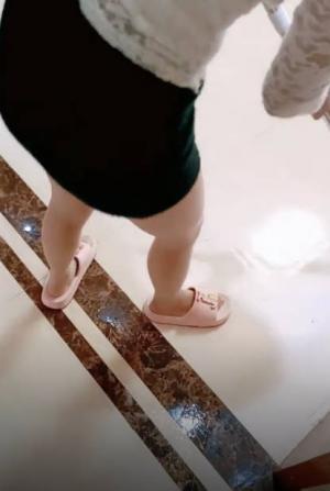 剧情演绎：小伙子攻略自己的美母，从妈妈打扫家务开始，对白精彩刺激，半推半就下狂操美母！