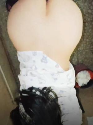 大哥在外面吃饭和嫂子在卫生间里偷情 有点太刺激了没有把持住射了她一B