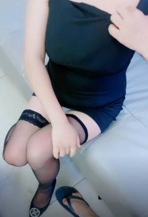 剧情演绎：勾搭大奶小嫂子，对白精彩刺激，半推半就肉棒无套插入小穴，操爽了就老实了！