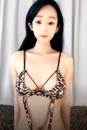 菲菲露脸精彩女模激情大秀，黑丝豹纹情趣诱惑，淫声荡语互动撩骚，揉奶玩逼坐插道具，浪叫呻吟性感乳夹