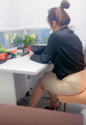 剧情演绎：骚气十足的少妇女同事主动撅起屁股求操，掏出大鸡巴满足他，激情狂操爽歪歪！