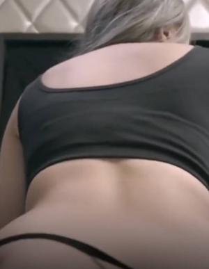 漂亮美眉 好吃吗 你干我 啊好大呀 身材苗条深喉吃鸡 被粗大肉棒大力猛怼 爽叫不停 口爆吃精