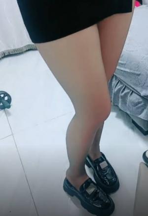 剧情演绎：趁小嫂子睡着夜袭，没耍会儿就醒了，却是骚气十足吞食大屌，无套猛操！