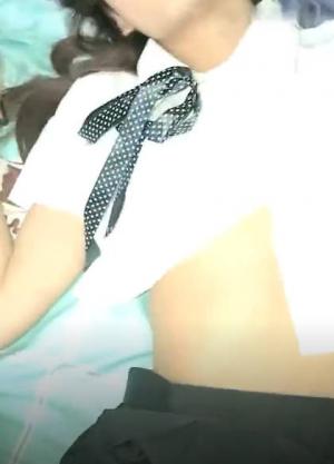 年轻00后小情侣出租屋啪啪,妹子皮肤黝黑,开档黑丝袜黝黑,扒开双腿大屌长驱直入