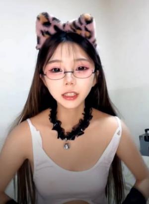 颜值不错的学妹情趣诱惑，全程露脸大秀直播，淫声荡语互动撩骚揉奶玩逼，跳蛋小道具一起玩弄骚穴，呻吟可射