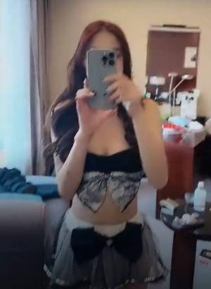 精神小妹【小熊oi】和金主爸爸约啪自拍流出！金主四眼胖子战斗力不行！美眉身材好 颜值很高